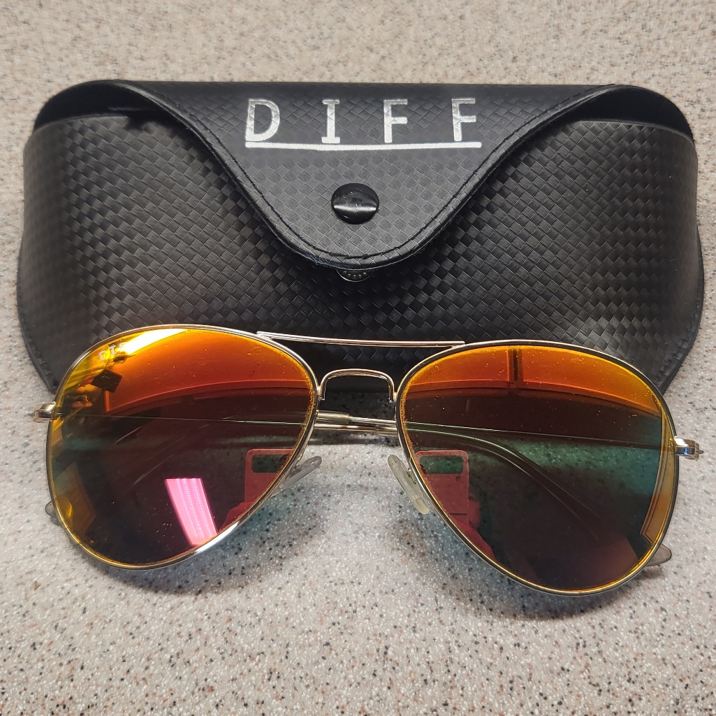 Diff Aviator Sunglasses With Mirrored Lenses
